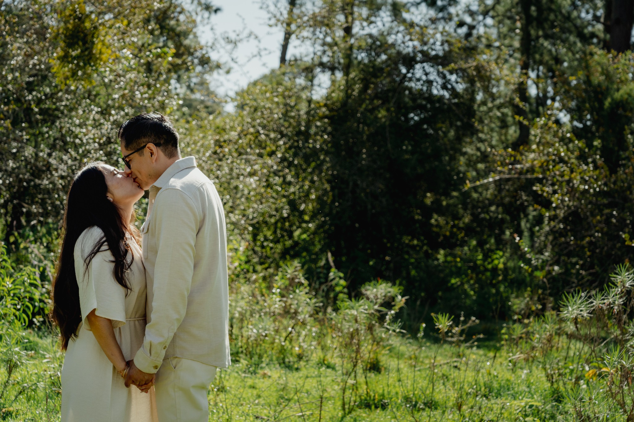 Rosa María y Joacim besándose en el bosque