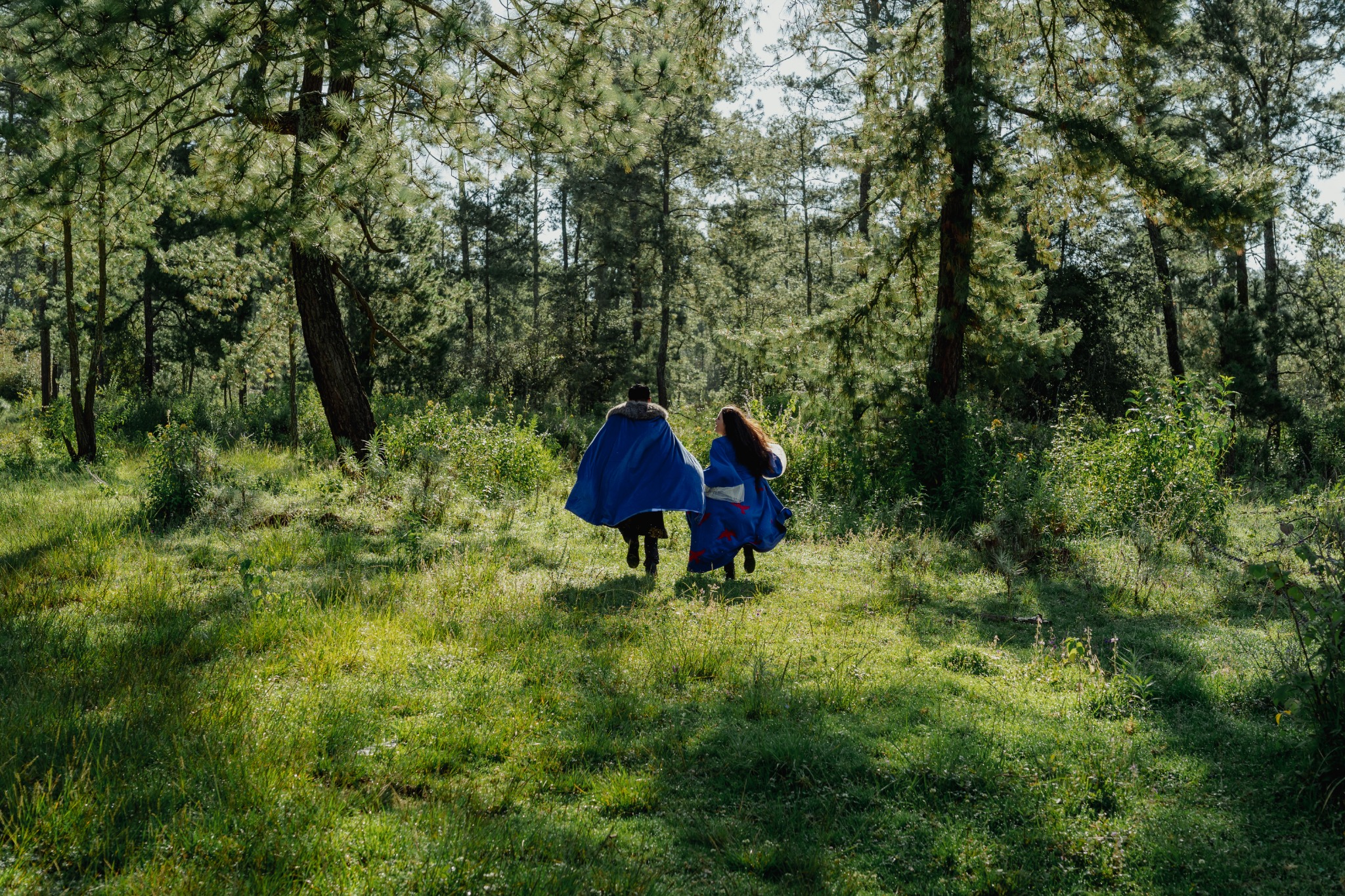 Rosa María y Joacim caminando con capas azules