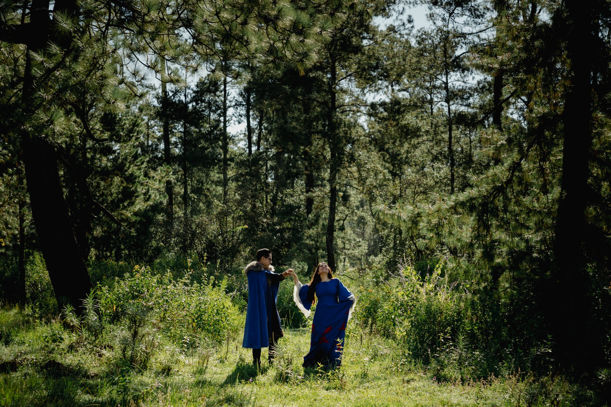 Rosa María y Joacim bailando en el bosque